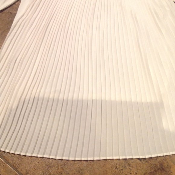 White House Black Market Pleat Back Top Size S. - Picture 8 of 8